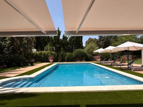 Lujosa piscina en Las Golondrinas con sombrilla retráctil, tumbonas y frondosos jardines en Cap d'Artrutx