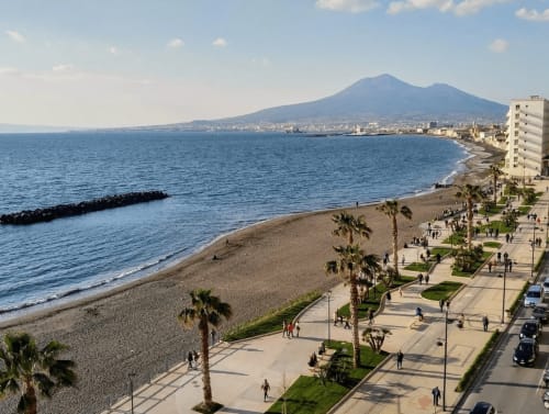 Il Vesuvio e la passeggiata litoranea con palme, vista del lungomare di Pompei