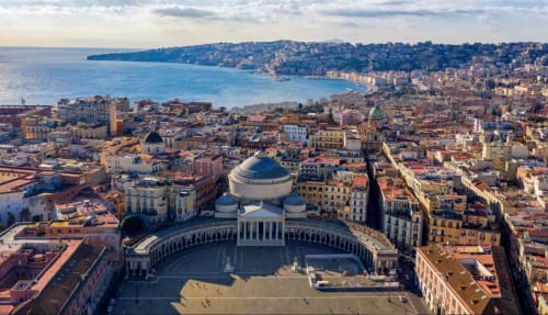 Vista aerea della costa di Napoli con la Basilica di San Francesco di Paola, il Mar Mediterraneo e l'architettura costiera