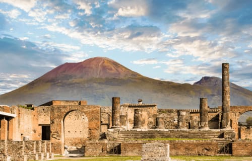 Rovine antiche di Pompei con lo sfondo del Vesuvio, location del bed and breakfast Ruah Pompei a Pompei, Italia