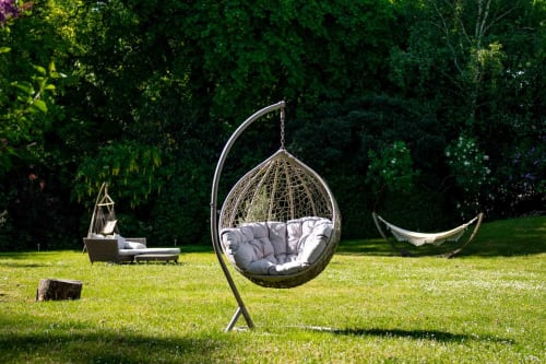 Fauteuil suspendu et hamac dans jardin, espace détente maison d’hôtes à Evry, Essonne, France, calme, charme, ambiance paisible et dépaysement