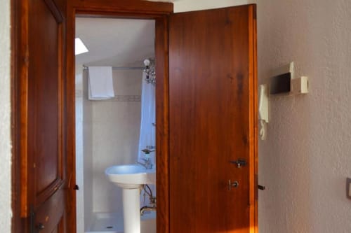 Bagno con lavandino a colonna, doccia e portasciugamani in Residenza San Jacopo a Spello