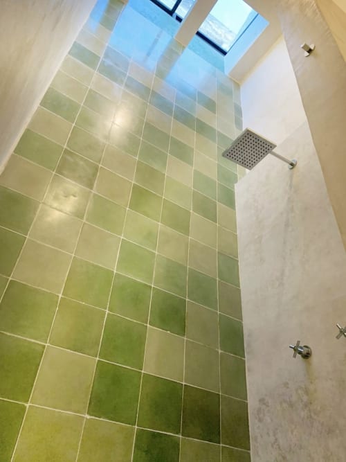 Moderno baño de ducha con azulejos en degradado verde en Casa Tuch, posada en Mérida, México