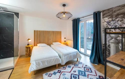 Chambre double Maison de Sophie avec tête de lit dorée, linge blanc et vue sur les montagnes, Rencurel