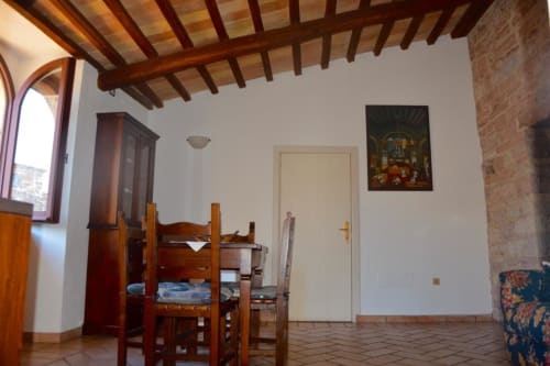 Appartamento a Spello con travi a vista, tavolo da pranzo e arredi rustici in Residenza San Jacopo B&B