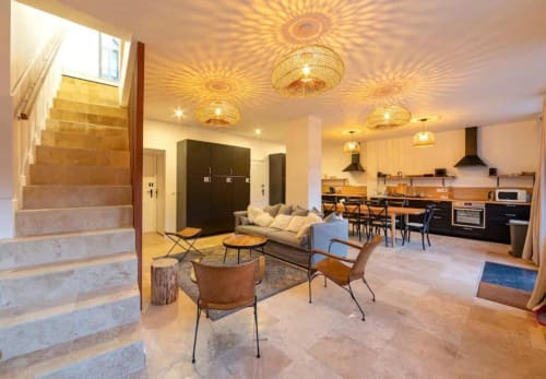 Salon ouvert et contemporain à la Maison de Sophie B&B à Rencurel avec escalier bois, mobilier design et équipé