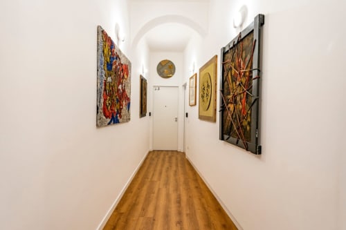 Corridoio moderno con pavimenti in legno e arte contemporanea alle pareti nell'Art House di Roma