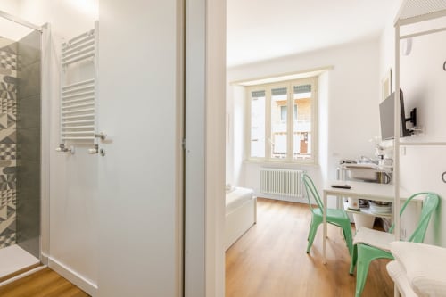 Appartamento Art House University a Roma con camera da letto open-plan, angolo cottura, scrivania e bagno moderno con doccia