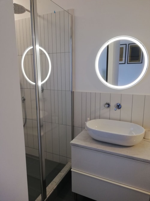 Bagno moderno di Art House Villa Borghese con lavabo a vessel, specchio LED, doccia aperta e rivestimenti in piastrelle bianche contemporanee