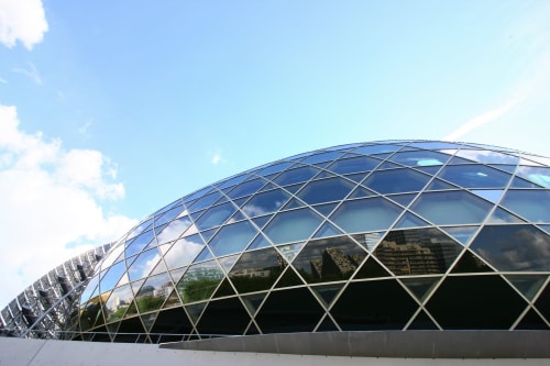 Architecture moderne en dôme de verre de l'hôtel Locavilla à Colombes, France sous un ciel bleu