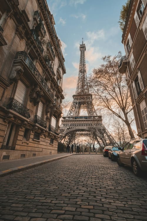 Vue de rue de la Tour Eiffel avec l'architecture parisienne - hôtel Locavilla près de Paris, Colombes