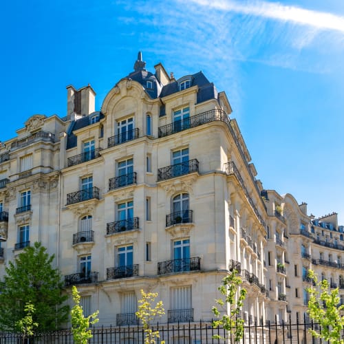 Élégant hôtel Locavilla de style haussmannien à Colombes, façade crème et toit mansardé