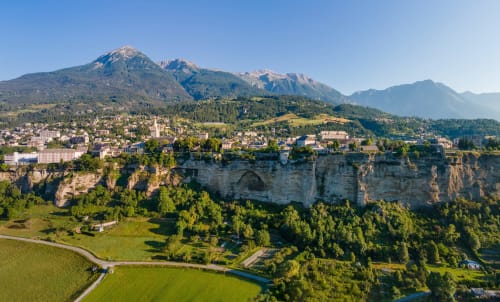Vallée alpine montagnarde avec falaises historiques, village et paysage forestier - Localisation de la propriété Locavilla