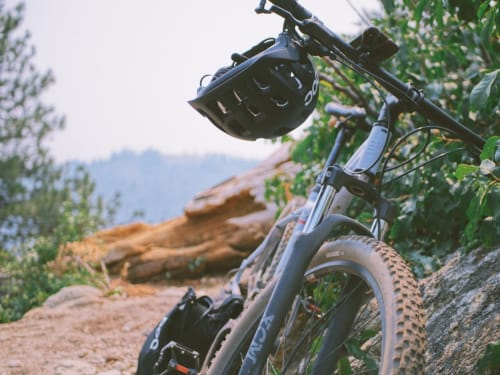 VTT avec casque sur un sentier pittoresque près de l'hôtel Locavilla à Colombes, France