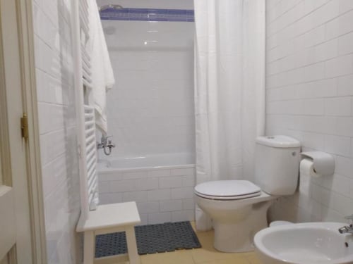Baño limpio en apartamento CTH Granada en Armilla con inodoro, lavabo, cabina de ducha y toallero