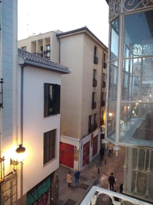 Vista desde el balcón del apartamento CTH Granada con vistas a la Catedral de San Jerónimo y las históricas calles granadinas al atardecer