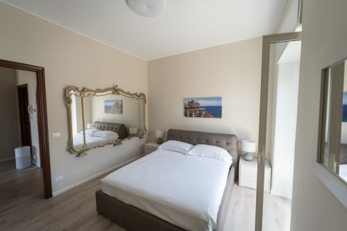 Camera da letto matrimoniale con balconcinoe vista sul porto di Catania e sulla scogliera
