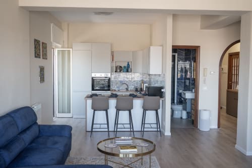 Vista della cucina e del bagno di servizio