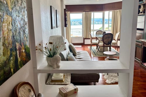 Elegante apartamento en Baiona con vistas al mar, sala de estar moderna con terraza frente a las aguas costeras