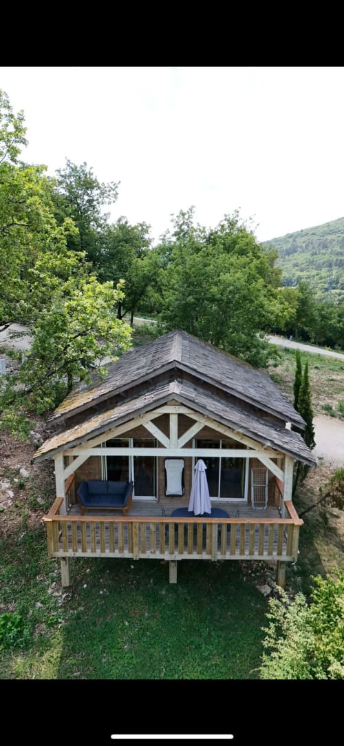 Moderno lodge in legno con tetto a punta che domina la valle fluviale presso Cabanes et lodges du Belvédère, Serrières-sur-Ain