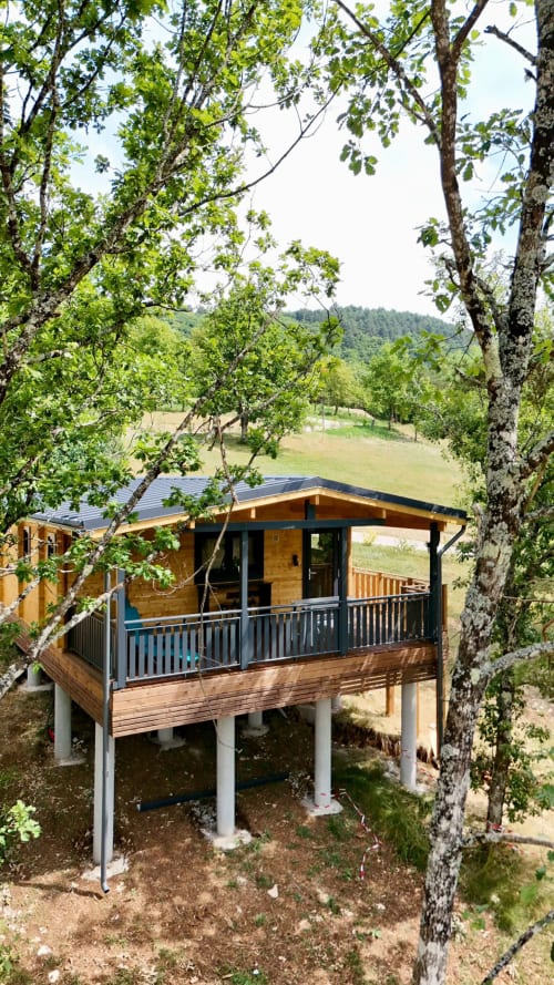 Moderno lodge in legno con terrazza affacciata sulla valle presso Cabanes et lodges du Belvédère, Serrières-sur-Ain