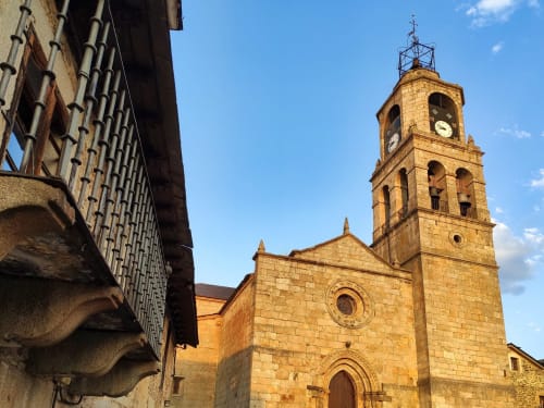 Iglesia de piedra histórica con campanario en el centro de Benavente, España