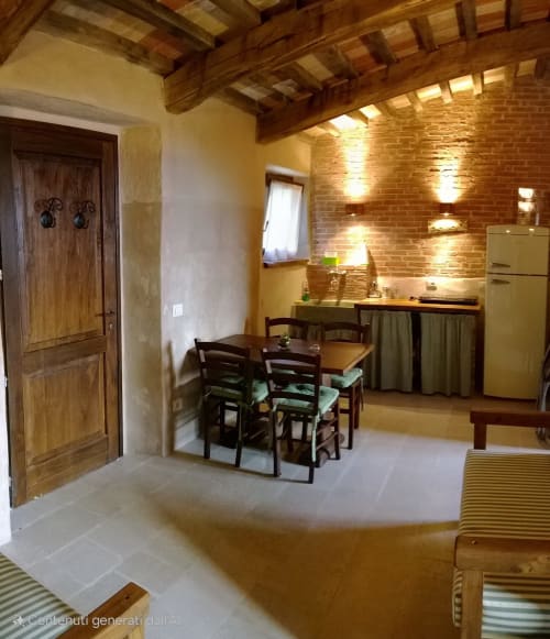 Rustico appartamento a Casale di Poggioferro con travi in vista, zona pranzo e cucina in mattoni in Toscana