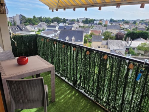 Balcon avec vue sur la ville et les Ponts de Cé, mobilier de jardin et écrans de verdure