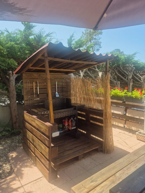 Structure de cuisine extérieure en bois avec toiture rouge au jardin Val'Déco, Les Ponts de Cé