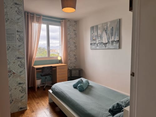 Chambre moderne avec vue sur la ville à Val'Déco Conciergerie, Les Ponts de Cé, bureau et fenêtre
