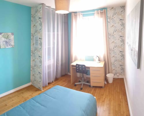 Chambre moderne turquoise à l'appartement Val'Déco aux Ponts de Cé avec bureau, lumière naturelle et parquets