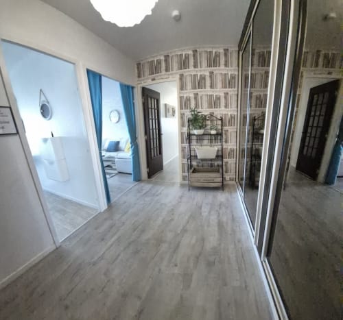 Couloir moderne avec parquets, étagères intégrées et portes vitrées à Val'Déco Conciergerie, Les Ponts de Cé