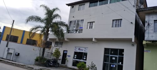 Pousada Serra Azul, edifício branco de vários andares com palmeira em Juquiá