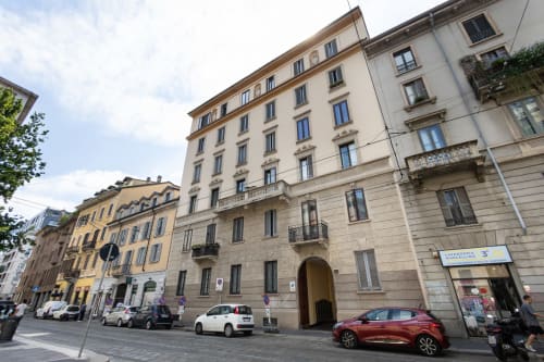 Magnolia Apartments Mailand, historische italienische Fassade in der Vigentina-Straße mit geparkten Autos
