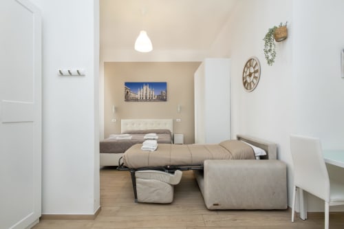 Modernes Apartmenthotel in Mailand mit Schlafsofa, separatem Schlafzimmer, Kochnische und zeitgenössischer Möblierung in Neutraltönen