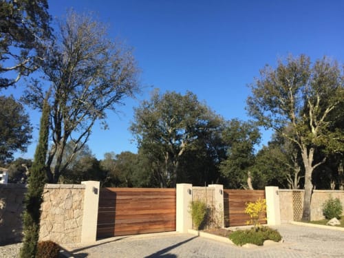 Entrée de portail festif avec portes en bois et murs en pierre, Porto-Vecchio