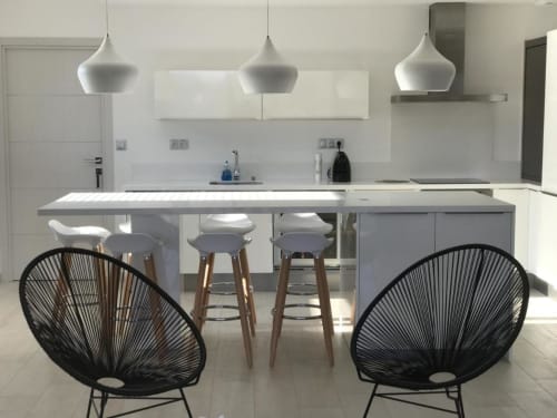 Cuisine moderne avec suspensions blanches, coin bar et chaises tressées noires à l'hôtel Sweet Holiday à Porto-Vecchio