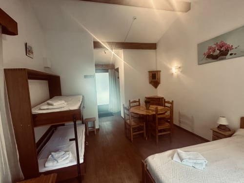 Spacieux appartement à l'Hôtel Studios La Rochetaillée à Brides-les-Bains avec lit, lit superposé, table à manger et vue sur les montagnes