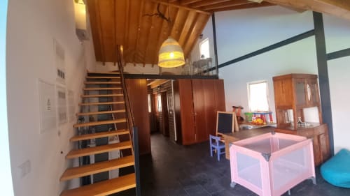 Espaçoso loft-style em Casa da Oliveirinha em Leiria com escadas de madeira, parquinho rosa e móveis de madeira
