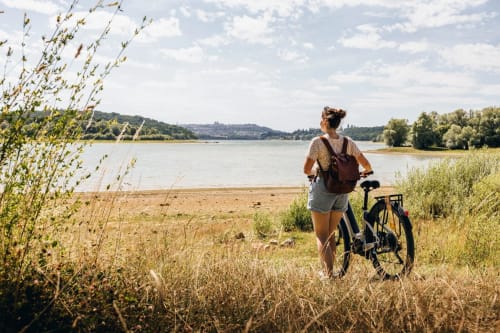 Cycliste avec vélo dominant la rivière Meuse près de Doncourt-sur-Meuse, France
