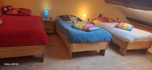Chambre colorée avec lits en bois à La Maison de Marie-Claire B&B à Doncourt-sur-Meuse, France