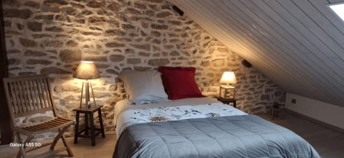 Chambre accueillante à La Maison de Marie-Claire B&B à Doncourt-sur-Meuse avec murs en pierre, literie moderne et éclairage chaleureux