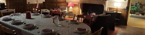 Salle à manger élégante de la Maison de Marie-Claire avec table dressée, cheminée et ambiance lumineuse chaleureuse
