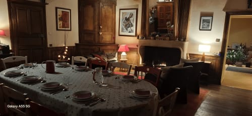 Élégante salle à manger de la Maison de Marie-Claire B&B à Doncourt-sur-Meuse avec table dressée, cheminée et décoration d'époque
