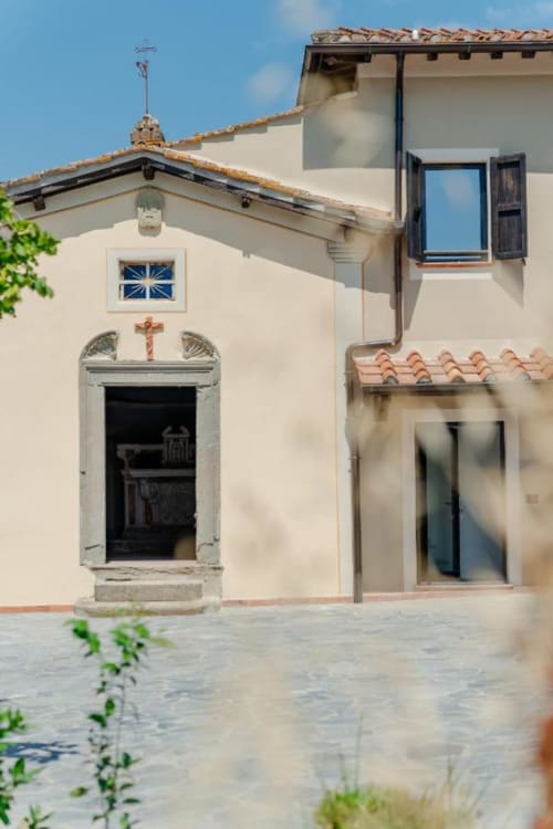 La cappella storica di Tenuta Alela a Figline Valdarno con tetto in terracotta e porta in legno