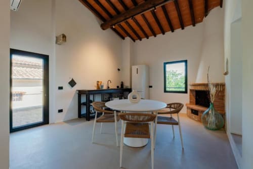 Moderno appartamento in stile rustico presso Tenuta Alela con tavolo da pranzo, cucina, camino e vista sul giardino a Figline Valdarno, Italia