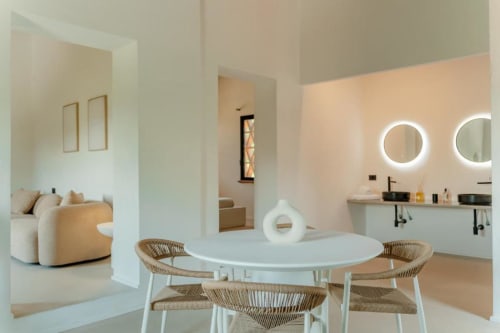 Zona pranzo di moderno Barn con tavolo rotondo, sedie intrecciate e vista sul giardino a Tenuta Alela, Figline Valdarno