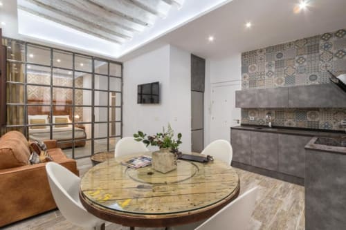Apartamento Loft Gracia en CTH Granada con cocina abierta, mesa de comedor y sala con tragaluz