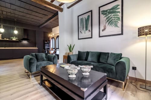 Recepción del hotel CTH Granada en Armilla con asientos de terciopelo verde, arte botánico y mobiliario moderno