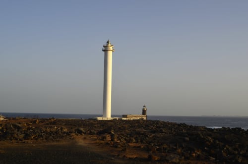 Alto faro blanco sobre la costa rocosa con vistas al mar cerca de Playa Blanca, Lanzarote